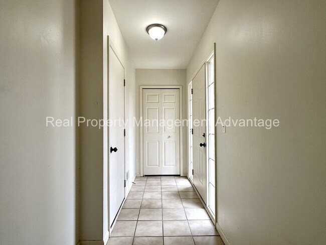 Foto del edificio - Gorgeous End Unit Townhouse with 2 Large B...