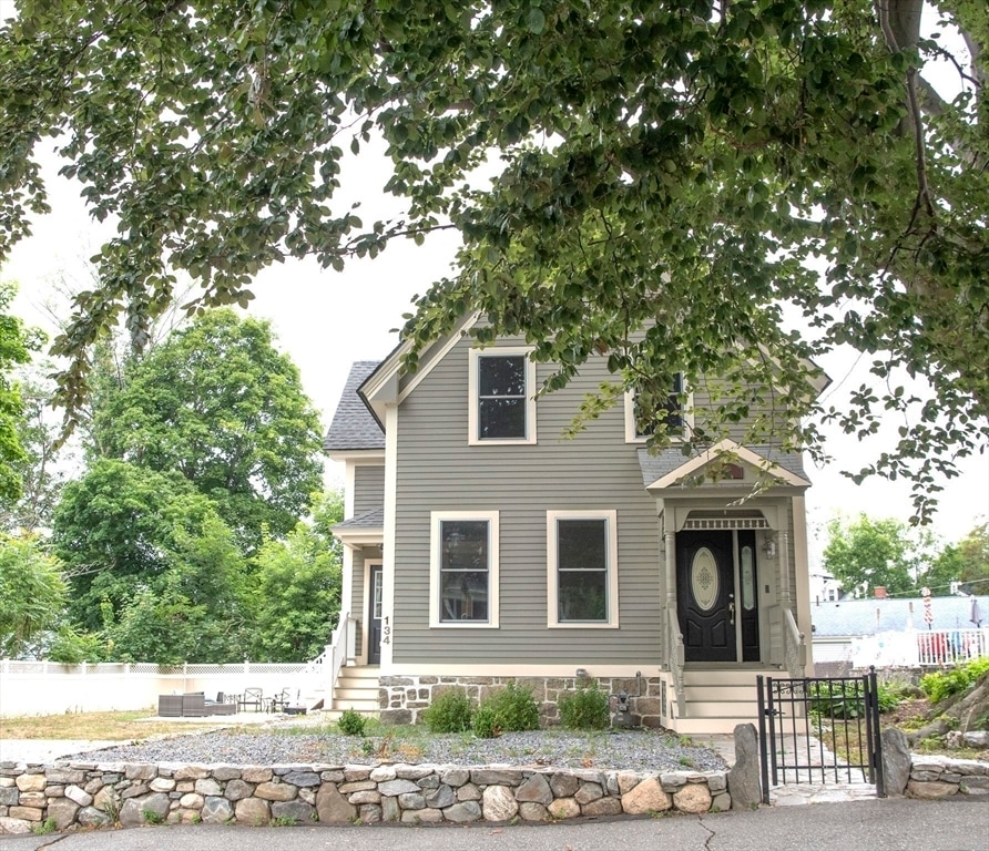 Primary Photo - 134 Methuen St
