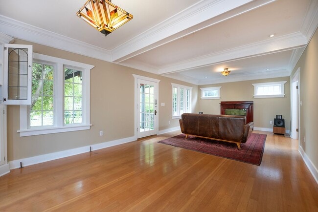 Building Photo - 5-Bed / 3-Bath Quaint & Modern Spacious Ta...