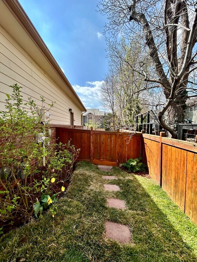 Foto del edificio - Spacious Garden-level Condo with Kitchenet...