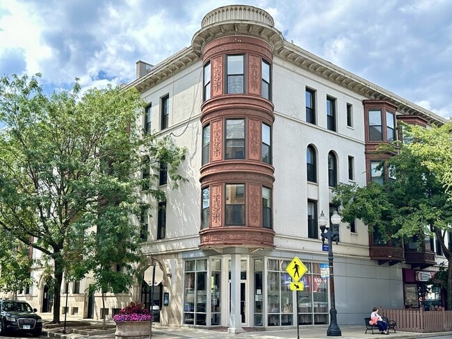 Building Photo - 616 W Surf St