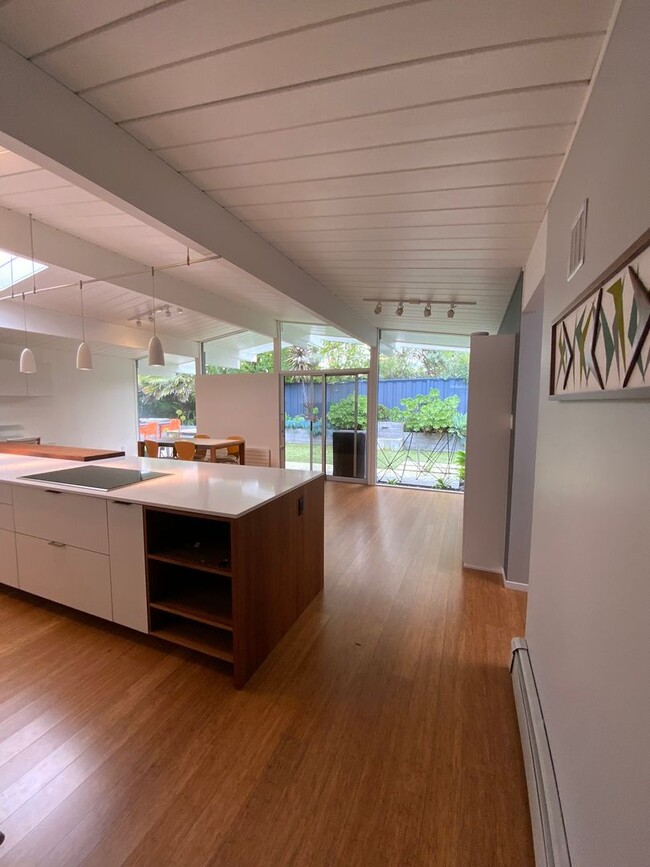 Building Photo - 4-bedroom Modernized Eichler, Available No...