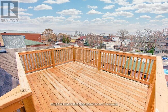 Photo du bâtiment - 911 Dovercourt Rd