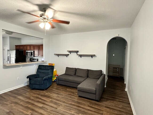 Building Photo - 3 Bedroom 2 bath-fenced in yard