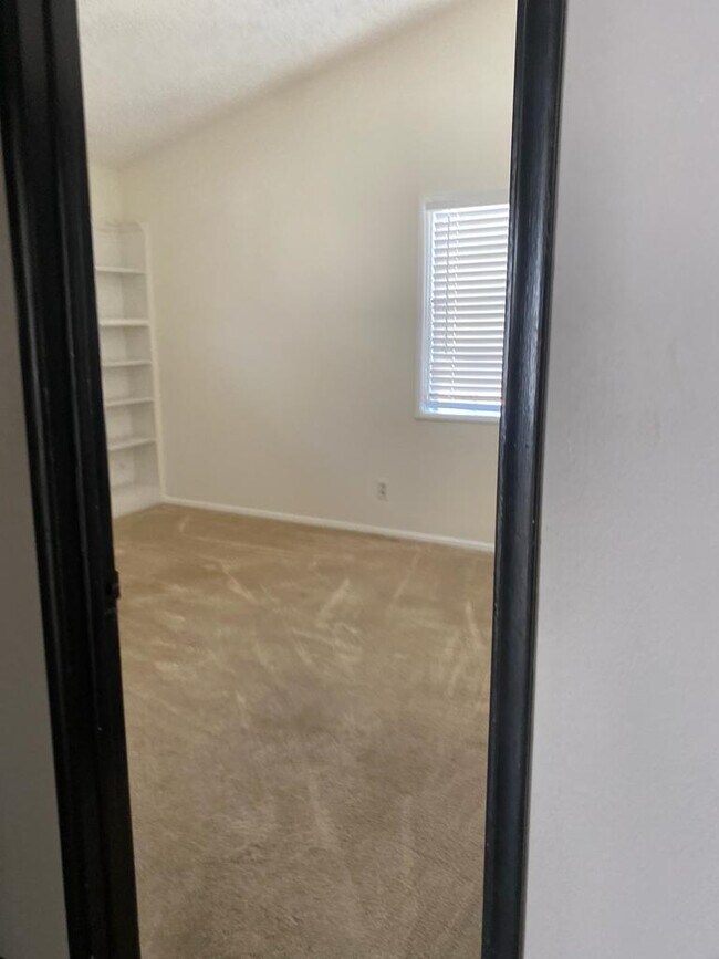 Foto del edificio - 44043 Heaton Ave