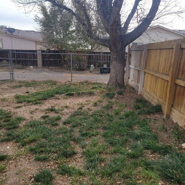 Building Photo - 2 Bed, 1 Bath Condo W/Detached 1 Car Garag...