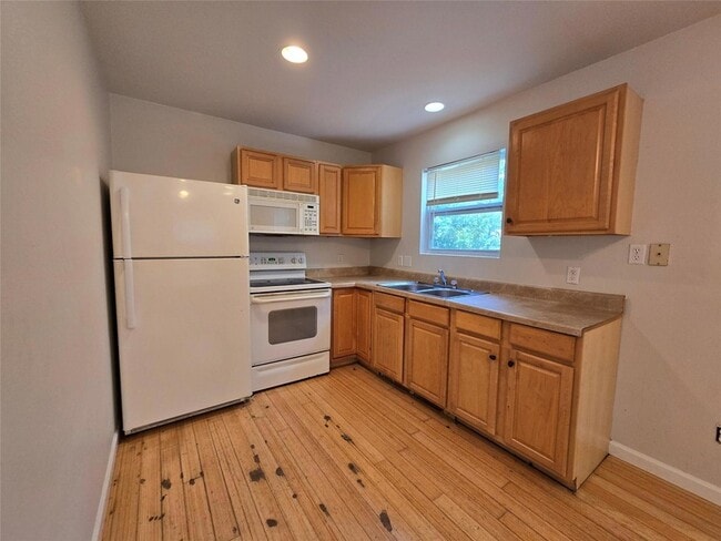 Foto del edificio - 4516 Russell Dr