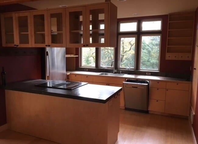 Foto del edificio - 4 BD/3.5 Bath home available 05/10/2026 in the South Hills