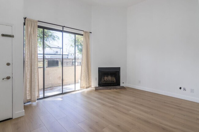 Foto del edificio - Beautifully Renovated 3-Bedroom Townhome i...