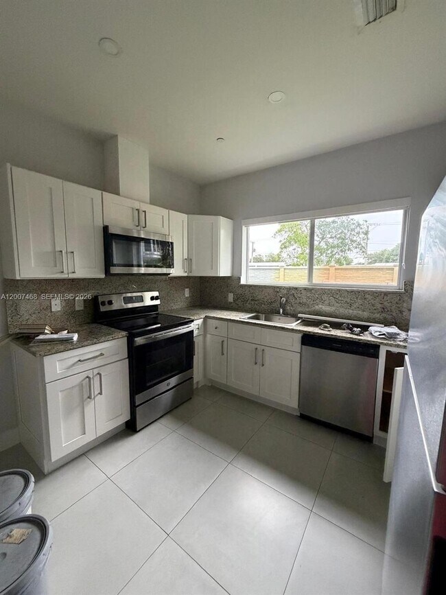 Building Photo - 381 E 50th St