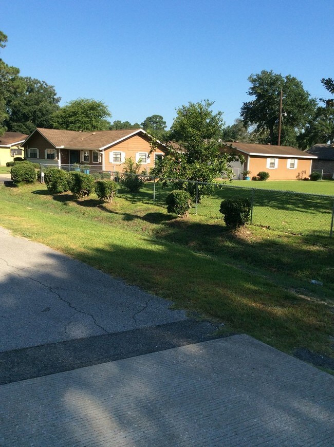 Building Photo - 5485 Emerald Dr