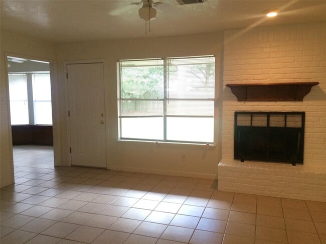 Building Photo - 2119 Whitelaw Dr