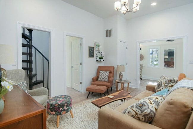 Foto del edificio - 452 Riverland Dr