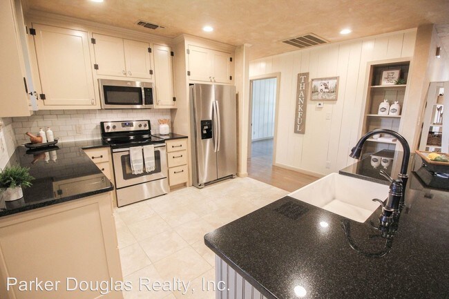 Building Photo - 3 br, 2 bath House - 106 W. Simmons St.