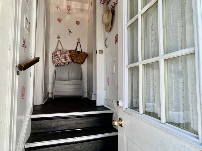 entry way - 111 W Walnut St