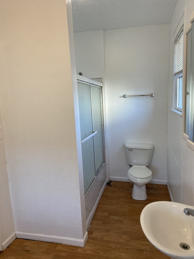 Full Bath - 920 Hall St
