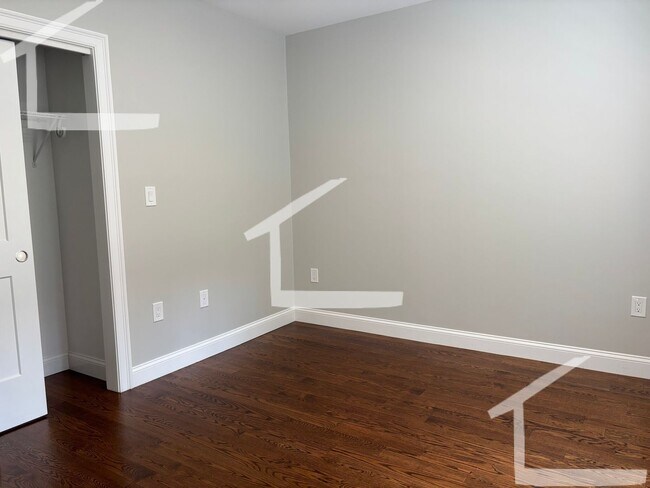 Foto del edificio - NO FEE Luxury Duplex near NEU w Laundry in...