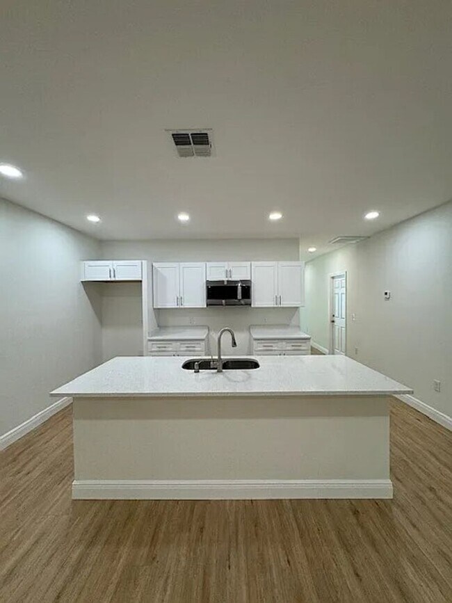 Building Photo - 1009 Colyer St