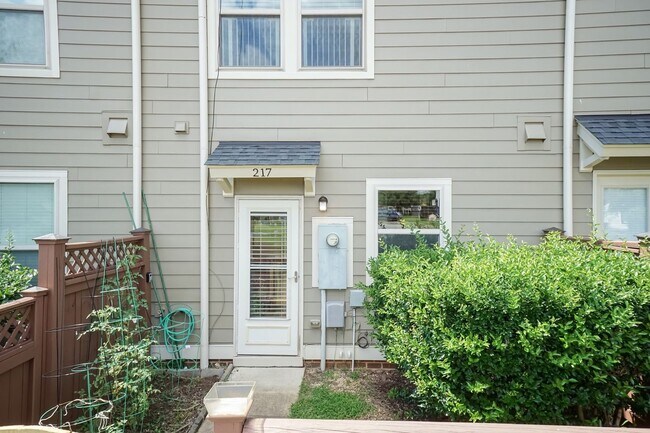 Foto del edificio - GORGEOUS Well maintained Two Bedroom Townhome!