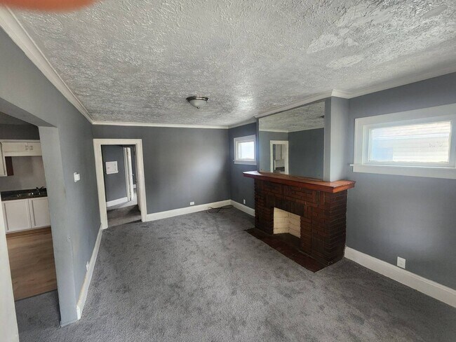 Building Photo - Charming 4-Bedroom Property in Prime Location