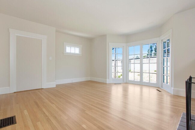 Foto del edificio - Two Bedroom Home w/ Parking, Private Yard, Laundry + More!