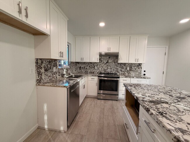 Building Photo - Available January 1, 2026! | 4 Bed 2 Bath Home in San Jose! | $4,495