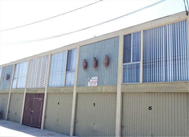 Building Photo - 1625 Loma Ave