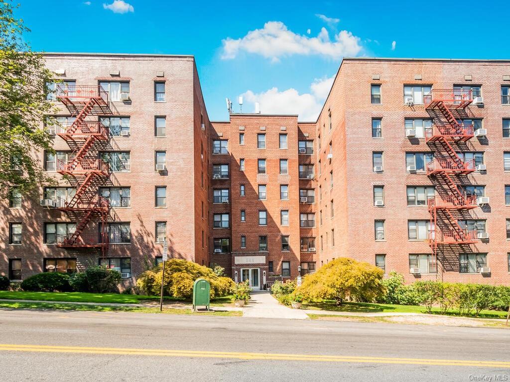 Primary Photo - 555 McLean Ave