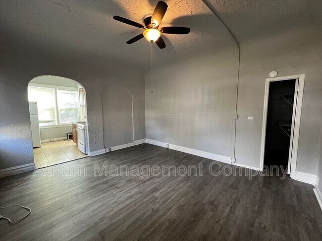 Foto del edificio - 408 W Howry Ave