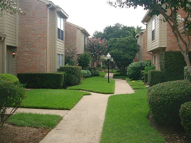 Building Photo - 924 Memorial Village Dr