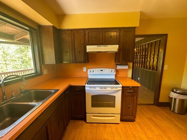 Building Photo - Large 5 Bedroom Scholls/Sherwood Country H...