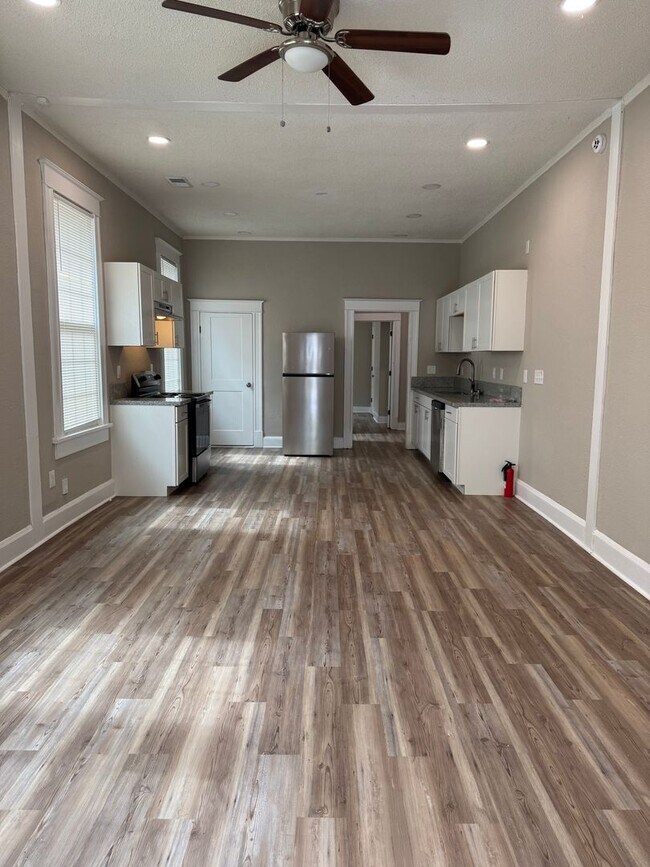 Building Photo - Newly Renovated Cozy & Convenient