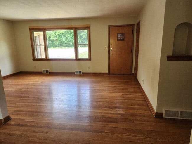 Building Photo - Beautifully Renovated Ranch-style Home!