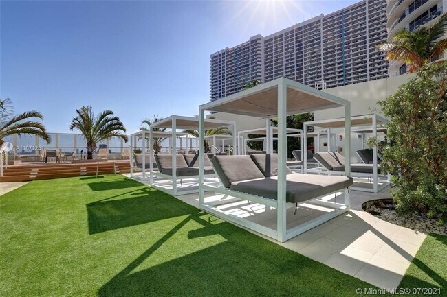 Building Photo - 1756 Bayshore Dr