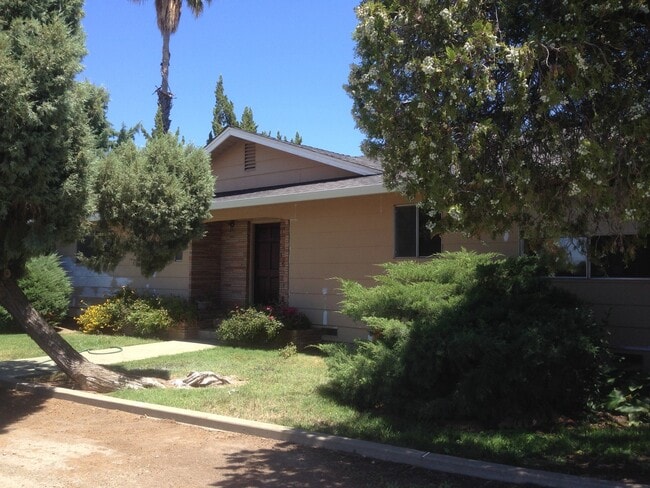 Building Photo - 3 bedroom 1 1/2 bath home located in Gridley
