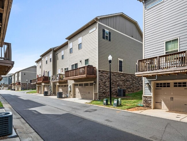 Building Photo - End unit townhome just minutes from uptown!!