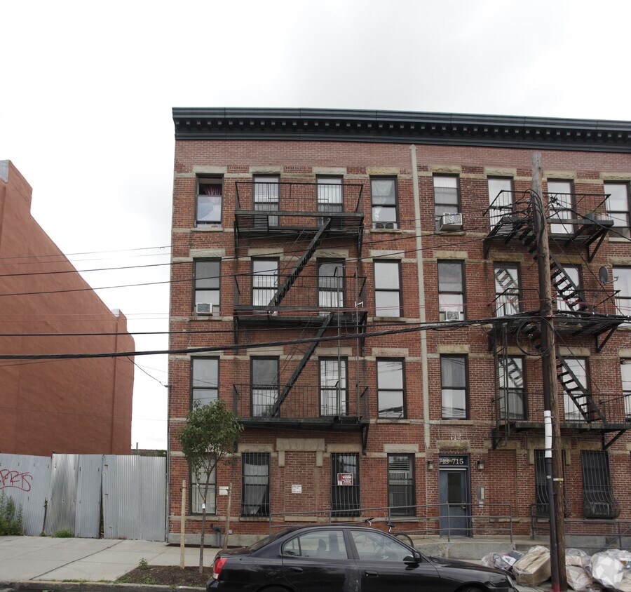 Building Photo - 713 Henry St