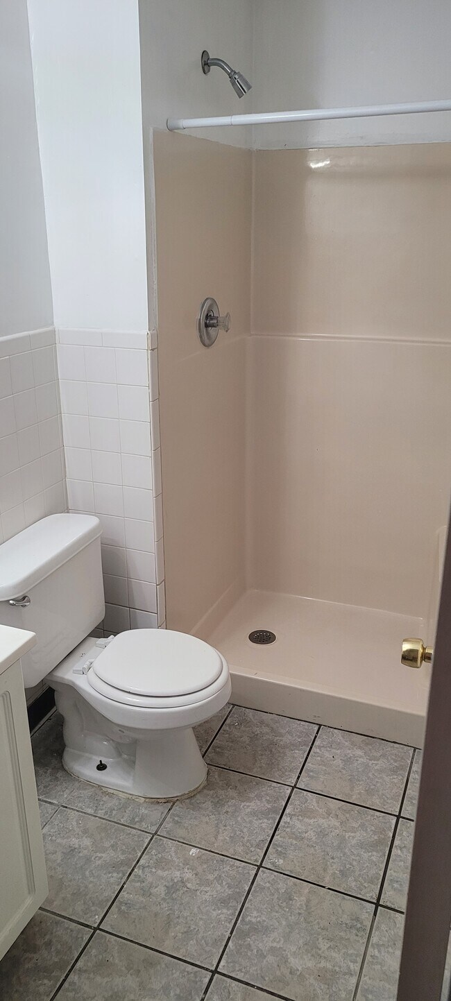 Baño del primer piso - 3745 California Ave