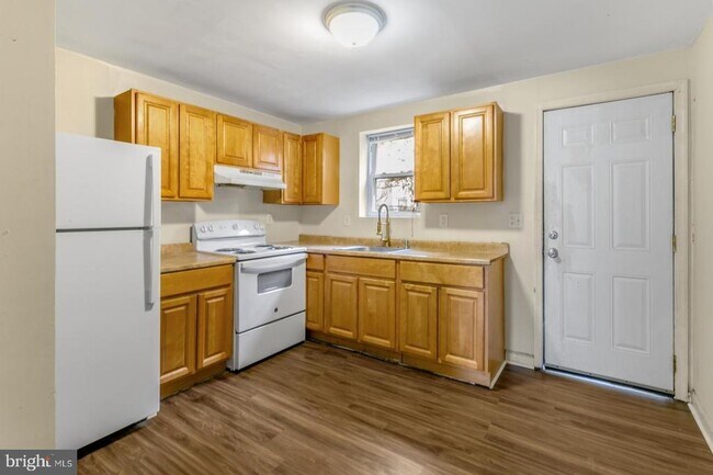 Building Photo - 2015 Dickinson St