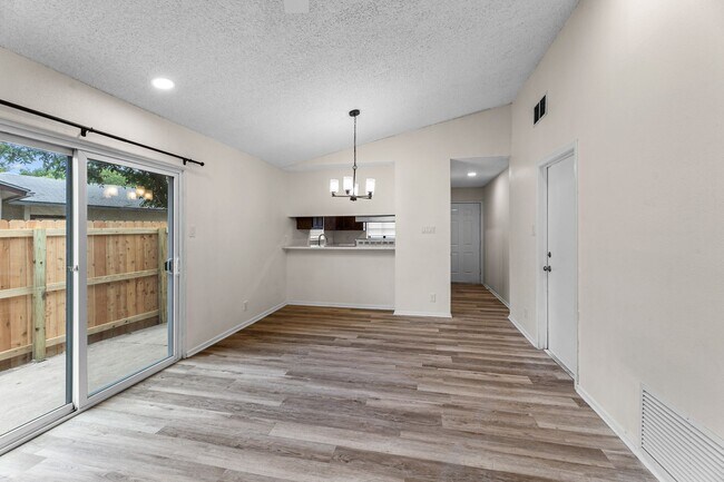 Foto del edificio - Tastefully Updated 3 bedroom 2 bath Duplex Northeast San Antonio