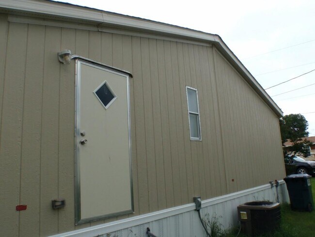 Building Photo - 112 Lake Dr