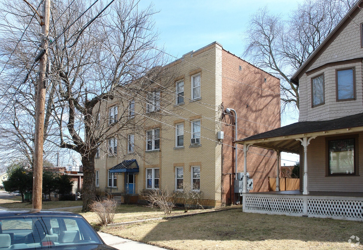 911 Chapman St, Hartford, CT 06114 Apartments in Hartford, CT