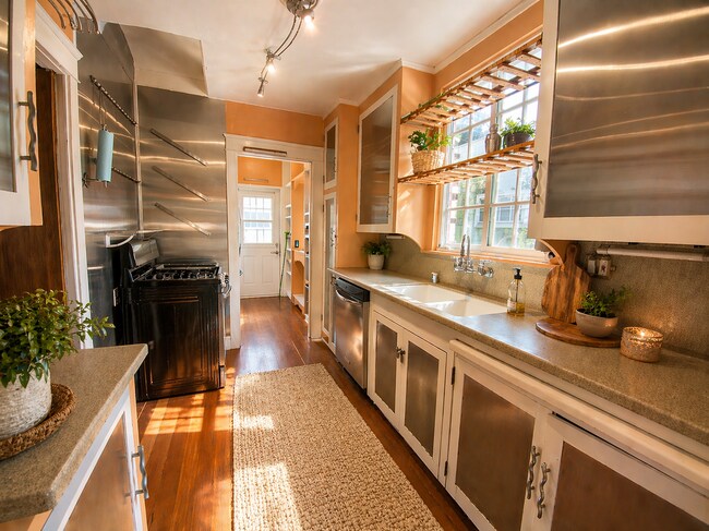 Foto del edificio - CHARMING! BACKYARD OASIS! REAL HARDWOOD FLOORS! FULL SIZED WASHER/DRYER! OFF OF ADAMS AVE!