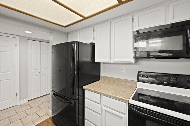 Foto del edificio - Rockrimmon Condo with Loft, Fireplace & Patio + Pool & Hot Tub