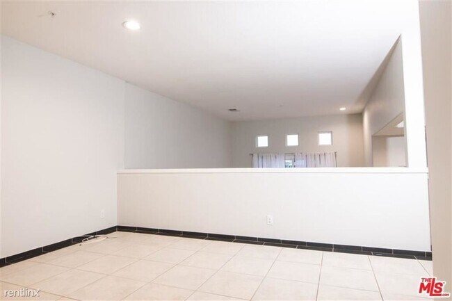 Building Photo - 2 br, 3 bath Townhome - 8007 Hannum Ave