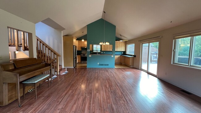 Building Photo - A Kincaid Park Gem!  3 beds, 2.5 bath w/ a...