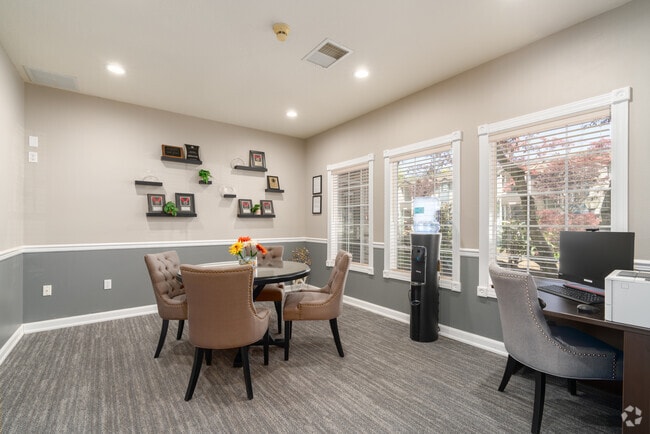 Centro de negocios - Hathaway Court Apartments