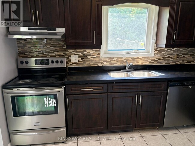 Building Photo - 3255 Anderson Crescent