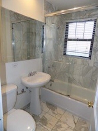 Building Photo - 549 W Dickens Ave