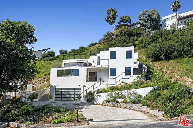 Building Photo - 3843 Rambla Pacifico St